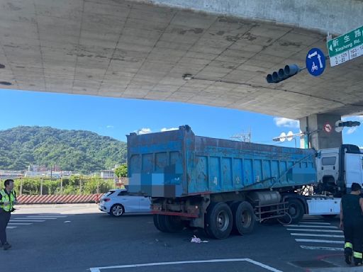 新北再傳死亡車禍！單車翁遭砂石車輾過 臟器外露慘死