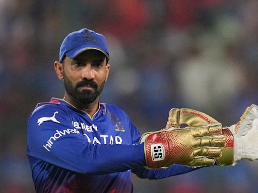 Dinesh Karthik set to retire from IPL: RCB wicketkeeper gets emotional guard of honour