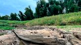 Mississippi River's low water level reveals shipwreck