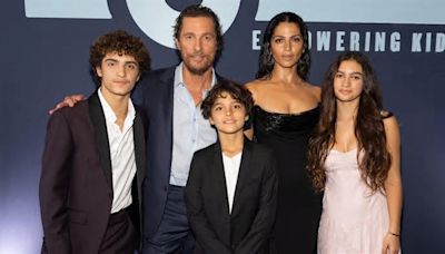 Matthew McConaughey und Camila Alves mit ihren gemeinsamen Kindern Levi (l.), Livingston und Vida. (sv/spot)