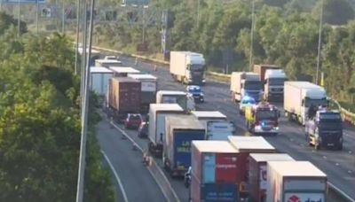 M25 traffic: Lorry crash causing long queues and major delays