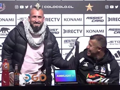 La desopilante reacción de Jorge Almirón ante la aparición del doble de Arturo Vidal en la sala de prensa: “¡Es igual!”