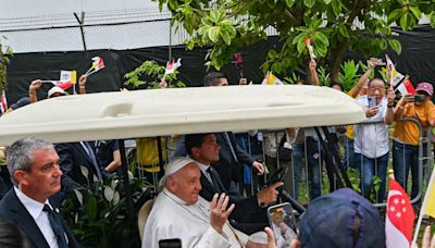 Desde las periferias olvidadas a los rascacielos y la opulencia: el Papa llegó a Singapur última etapa de su maratón