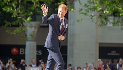 El príncipe Harry solo en Londres: Carlos III en una fiesta a escasos kilómetros en Buckingham