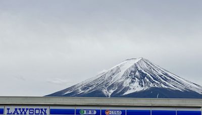 要拍富士山還有機會！ 日本河口湖站LAWSON「架黑布工程延宕」