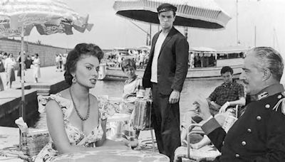 Sorrento, le foto di Sofia Loren in mostra nel vicolo set del film con De Sica “Pane, amore e...”