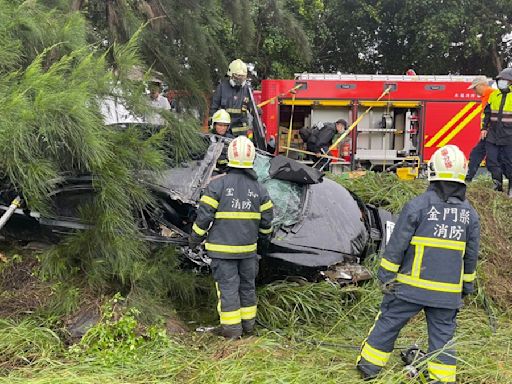 新／16歲少年無照撞斷路燈 翻落邊坡…脫困已無生命跡象