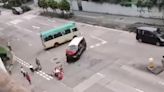 九龍灣的士與電單車相撞 鐵騎士跪地受傷 (有片)