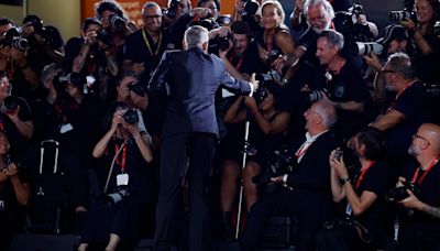 La rápida reacción de George Clooney en Venecia para ayudar a un fotógrafo que cayó al suelo