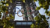 Nur noch 49 Tage, dann geht's los; Gigantische Olympische Ringe am Eiffelturm angebracht.