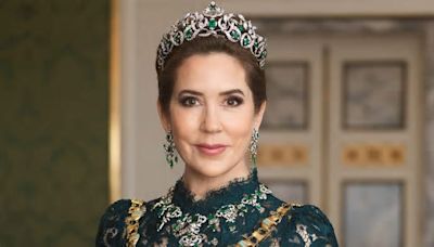 La prohibición y otras historias que esconde la tiara solo para reinas que Mary de Dinamarca lleva en su nuevo retrato oficial