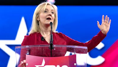 Ex primera ministra británica Liz Truss reparte culpas por su salida del cargo; respalda a Trump