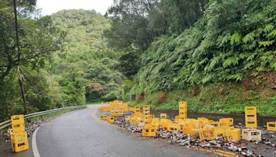 北宜公路成「碎玻璃路」 載運酒箱大貨車捆繩突斷！上千酒瓶沿路砸