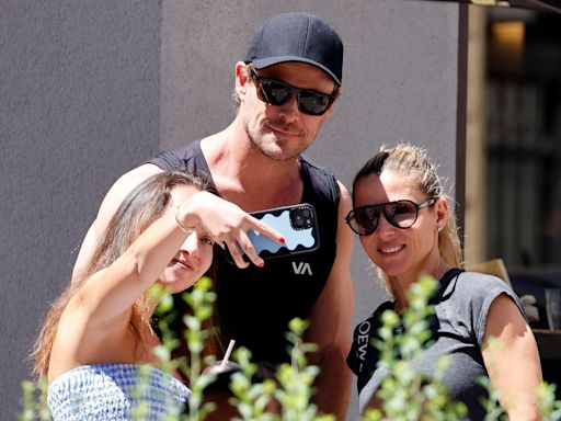 Elsa Pataky y Chris Hemsworth, de Barcelona a Madrid en familia entre paseos y selfies con los fans