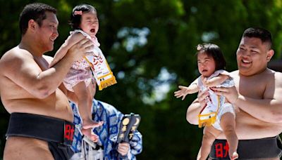 先哭就贏了！日本淺草寺哭泣寶寶相撲節 「宏亮」登場