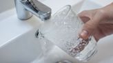 La diferencia de precio de beber agua del grifo a comprar agua mineral: la envasada cuesta casi 500 euros al año