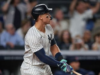 Aaron Judge's MLB-leading 52nd home run snaps career-long drought, sparks Yankees' 5-4 comeback win over Red Sox