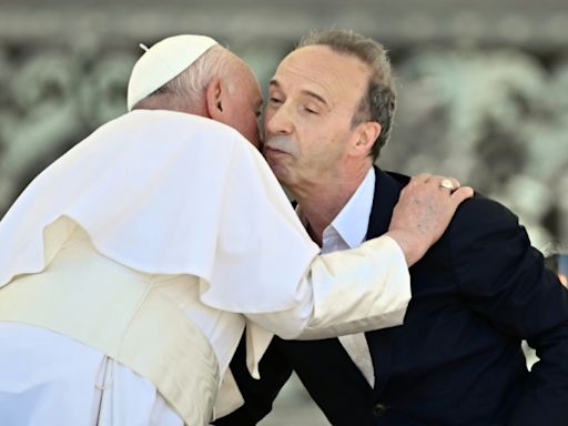 El actor Roberto Benigni roba el protagonismo al papa Francisco en el Vaticano