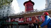 Pás do moinho de vento do icônico cabaré Moulin Rouge, em Paris, desabam