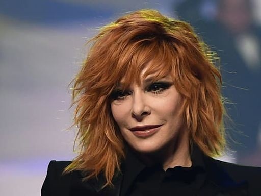 "Je peux mourir en paix": Mylène Farmer rencontre ses fans devant le Stade de France à quelques heures de son concert