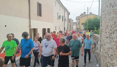 Hunderte Anwohner gehen mit ihm spazieren - Italienischer Bürgermeister ist zu dick – jetzt hilft ihm ganze Gemeinde beim Abnehmen