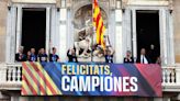 La plaza Sant Jaume se llena para recibir a las campeonas