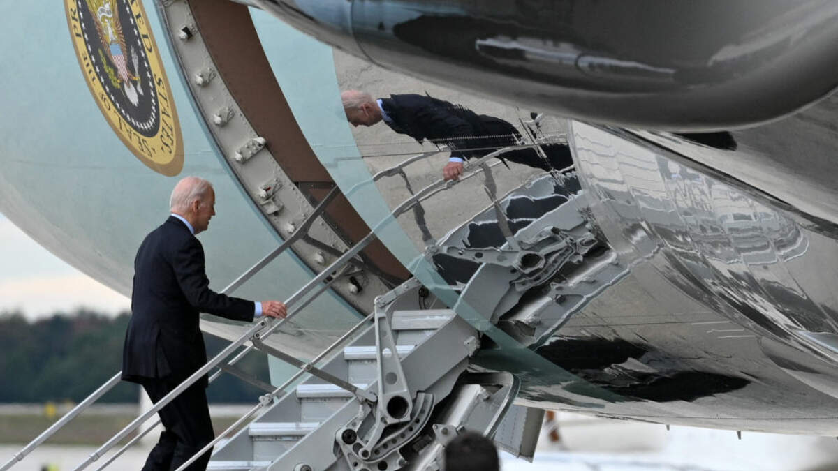 Video: Biden Carefully Climbs Stairs | 710 WOR