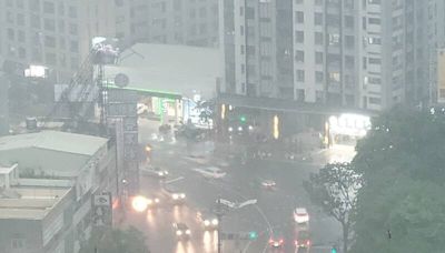 大雷雨轟炸高雄！25區示警 7區淹水警戒