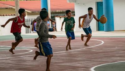 Niños triquis descalzos de Oaxaca: el básquetbol como opción para huir de la violencia y la migración