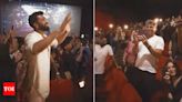 Vicky Kaushal surprises fans and sings ‘Tauba Tauba’ with them at a late-night show in Mumbai | Hindi Movie News - Times of India