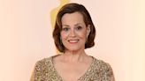 Sigourney Weaver says Nicole Kidman and Zoe Saldaña helped her with Oscars dress: 'Such a sisterly moment'