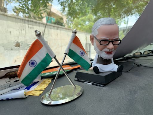 Un Modi-móvil recorre calles en la India para captar el voto indeciso en las generales