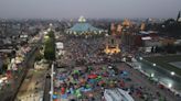 Miles de mexicanos honran a la Virgen de Guadalupe en el aniversario de su aparición en 1531