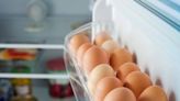 Cuidado con las bacterias: ¿los huevos deben guardarse en la heladera o fuera?