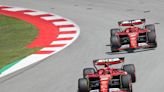 Leclerc e Sainz, da Ferrari, trocam farpas após toque no GP da Espanha