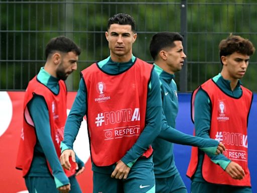 Portugal star Silva defends Ronaldo against critics