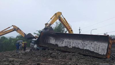 高雄砂石車車斗傾覆壓車頭 駕駛命危送醫搶救