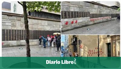 Manos rojas pintadas en la fachada del Memorial de la Shoá en París