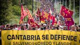 Miles de cántabros protestan en Loredo por la "masificación turística" y "el pelotazo urbanístico"