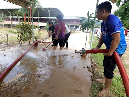 Flood victims in Putatan, Tuaran, and Tamparuli return home, leaving only 272 in Penampang shelter