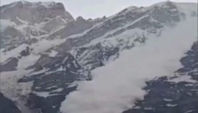 Avalanche hits Gandhi Sarovar in Uttarakhand's Kedarnath| Video