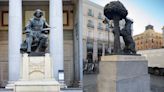 Unos activistas ponen un pañuelo verde a 30 famosas esculturas de Madrid para exigir un "aborto gratuito y legal" en Europa