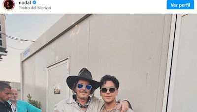 Christian Nodal presume foto con Johnny Depp