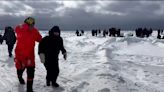 Decenas de personas fueron rescatadas tras quedar atrapadas en un témpano de hielo en el extremo oriente de Rusia