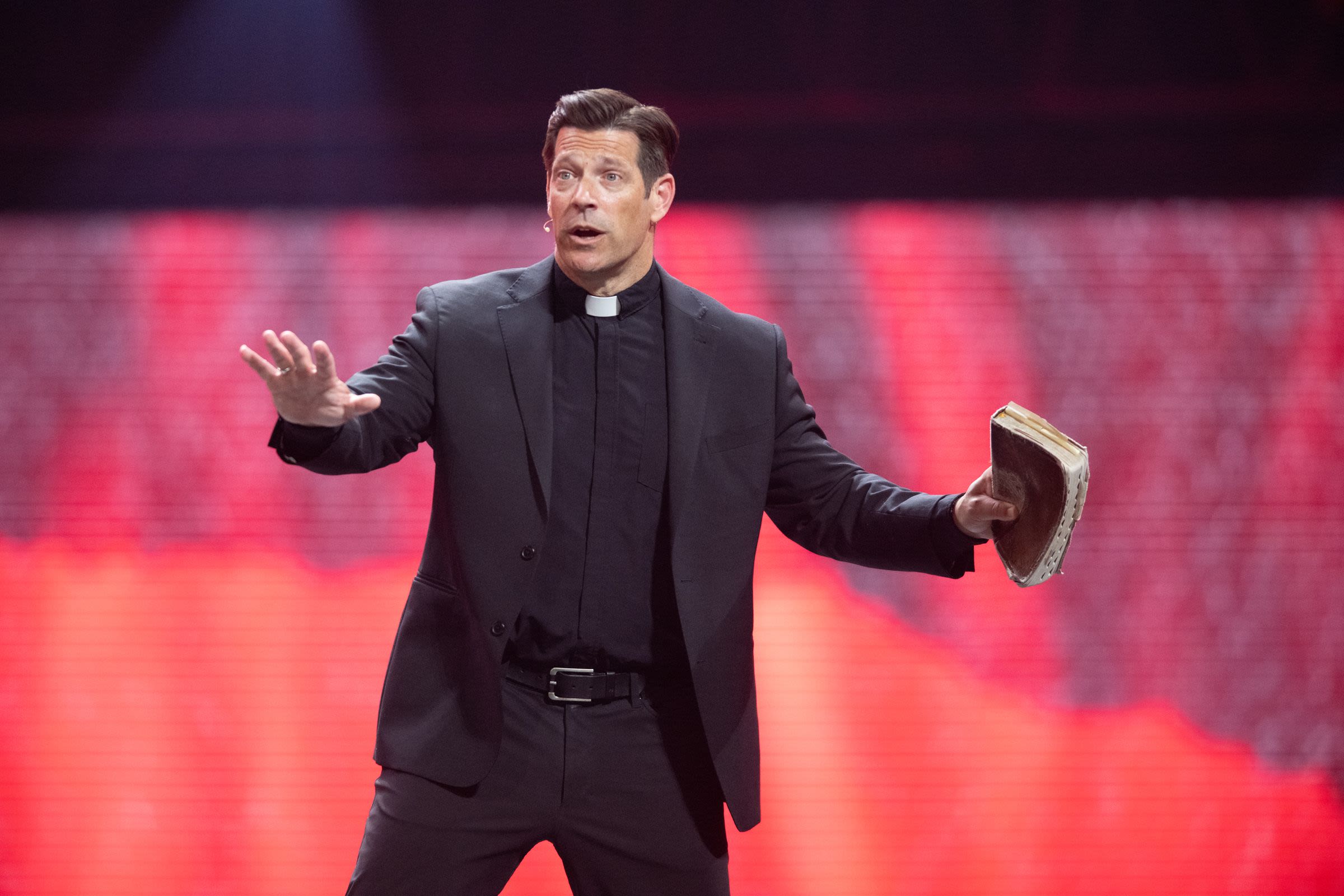 Father Mike Schmitz preaches repentance at Eucharistic Congress