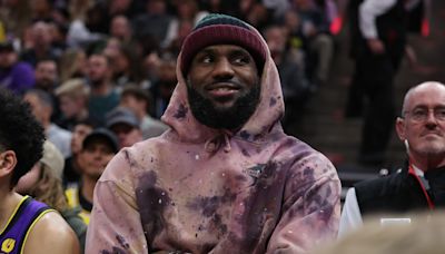 Report: Lakers intend to re-sign LeBron James on any term he wants