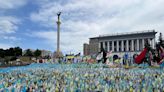 Una bandera celeste y blanca en un memorial de Kiev confirma las primeras bajas argentinas en la guerra de Ucrania