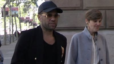 Dani Alves reaparece feliz y guiña un ojo a la prensa tras sus románticas imágenes con Joana Sanz