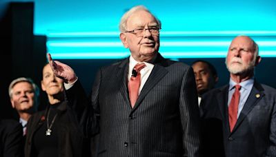 Buffett retakes the stage as Berkshire prepares to pass the baton