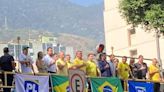 Bolsonaro sobe em trio elétrico ao lado de Ramagem em evento no Rio
